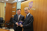 Prof. Fok Tai-fai (right), Pro-Vice-Chancellor of CUHK, presents a souvenir to Prof. Feng Zhimin, Vice-President of Ningbo University